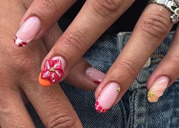 Magnifique nail art floral à Joy Nails, Niort, Nouvelle-aquitaine, FR, avec des motifs rouges et animations délicates.