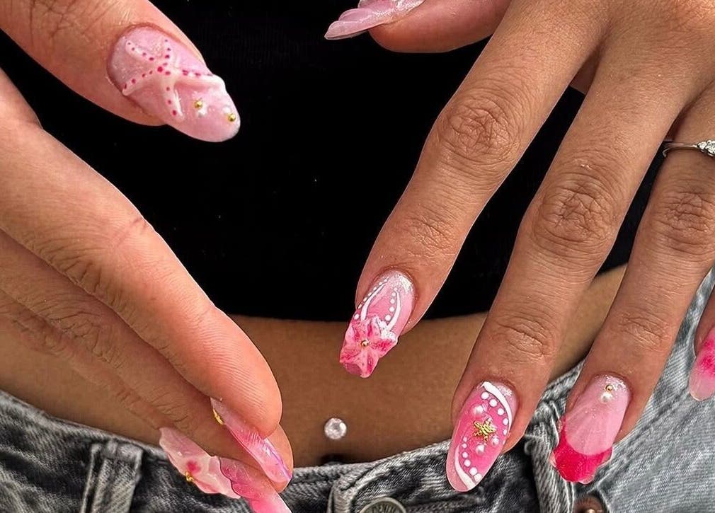 Ongles artistiques roses avec strass à Joy Nails, Niort, Nouvelle-Aquitaine, FR.