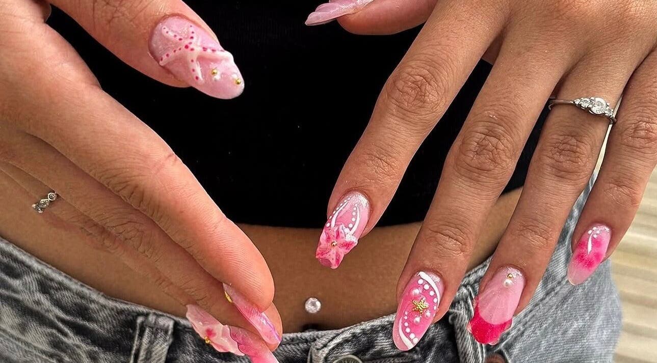 Ongles artistiques roses avec strass à Joy Nails, Niort, Nouvelle-Aquitaine, FR.