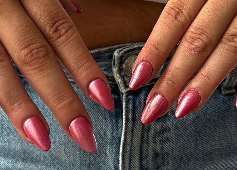 Manucure rose élégante chez Joy Nails, Niort, Nouvelle-Aquitaine, FR.