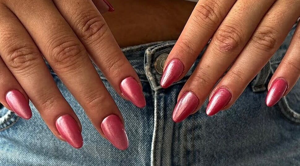 Manucure rose élégante chez Joy Nails, Niort, Nouvelle-Aquitaine, FR.