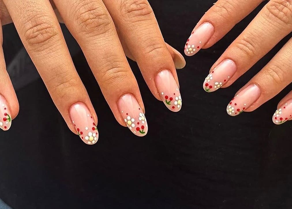 Nail art floral délicat chez Joy Nails, Niort, Nouvelle-Aquitaine, FR, avec des motifs de fleurs colorées.