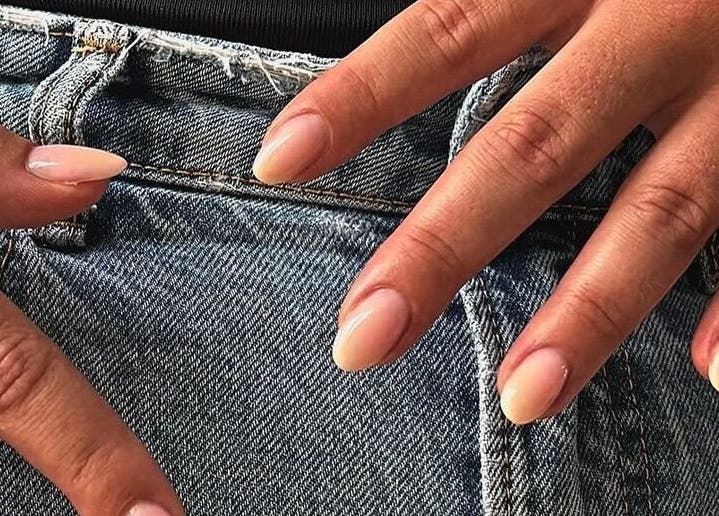 Ongles nude élégants réalisés chez Joy Nails à Niort, Nouvelle-Aquitaine, FR.