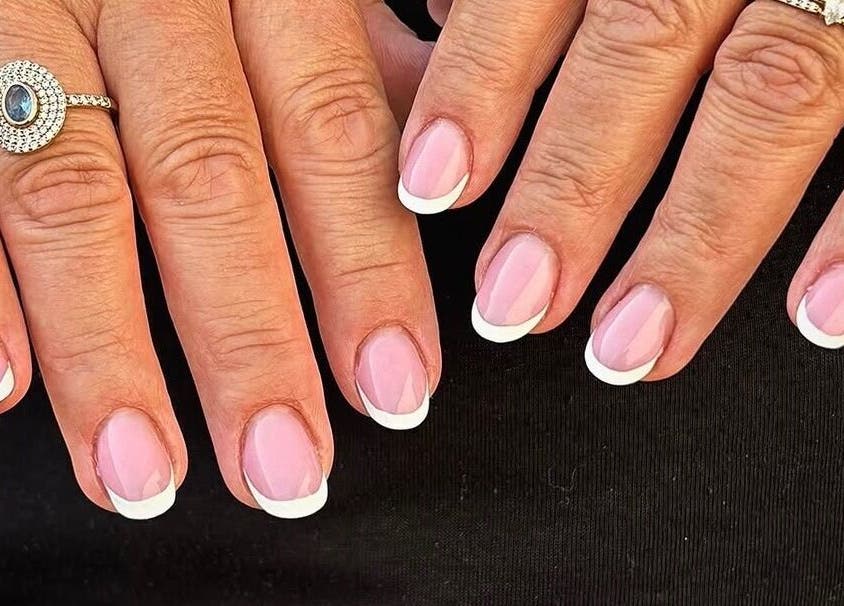 Mains avec French manucure réalisée chez Joy Nails, Niort, Nouvelle-Aquitaine, FR.