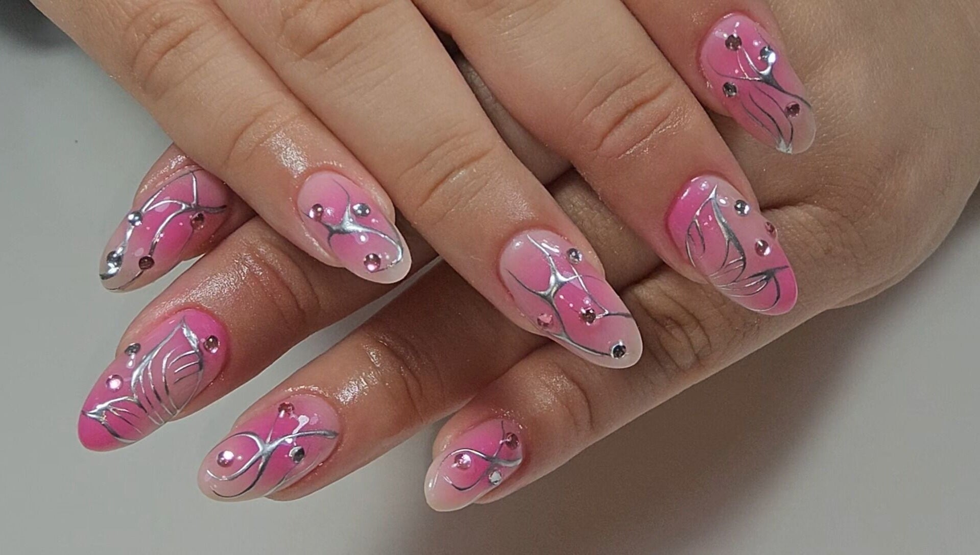 Decoración de uñas rosadas con brillo en Moszu Studio, Santiago De Surco, Provincia De Lima, PE.