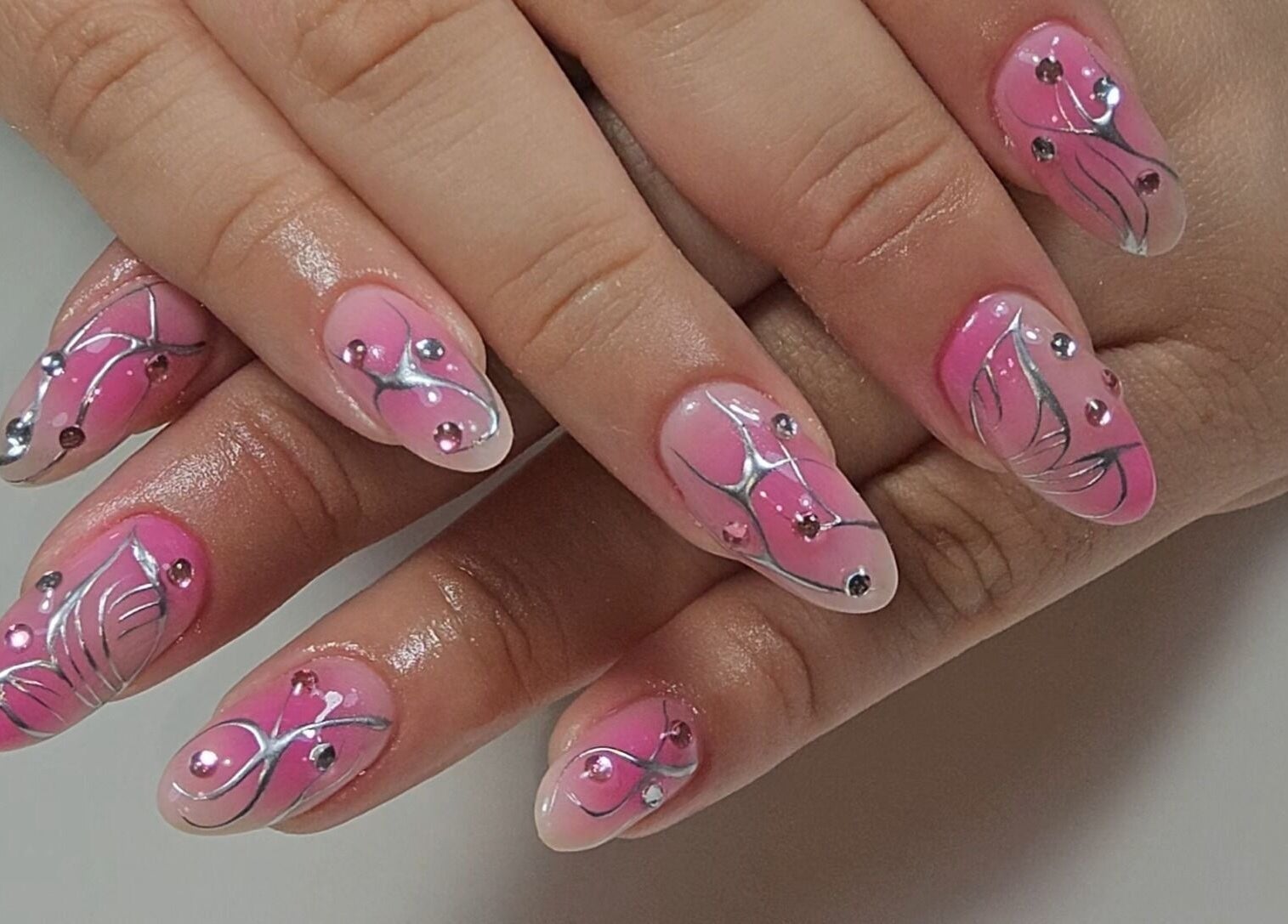 Decoración de uñas rosadas con brillo en Moszu Studio, Santiago De Surco, Provincia De Lima, PE.