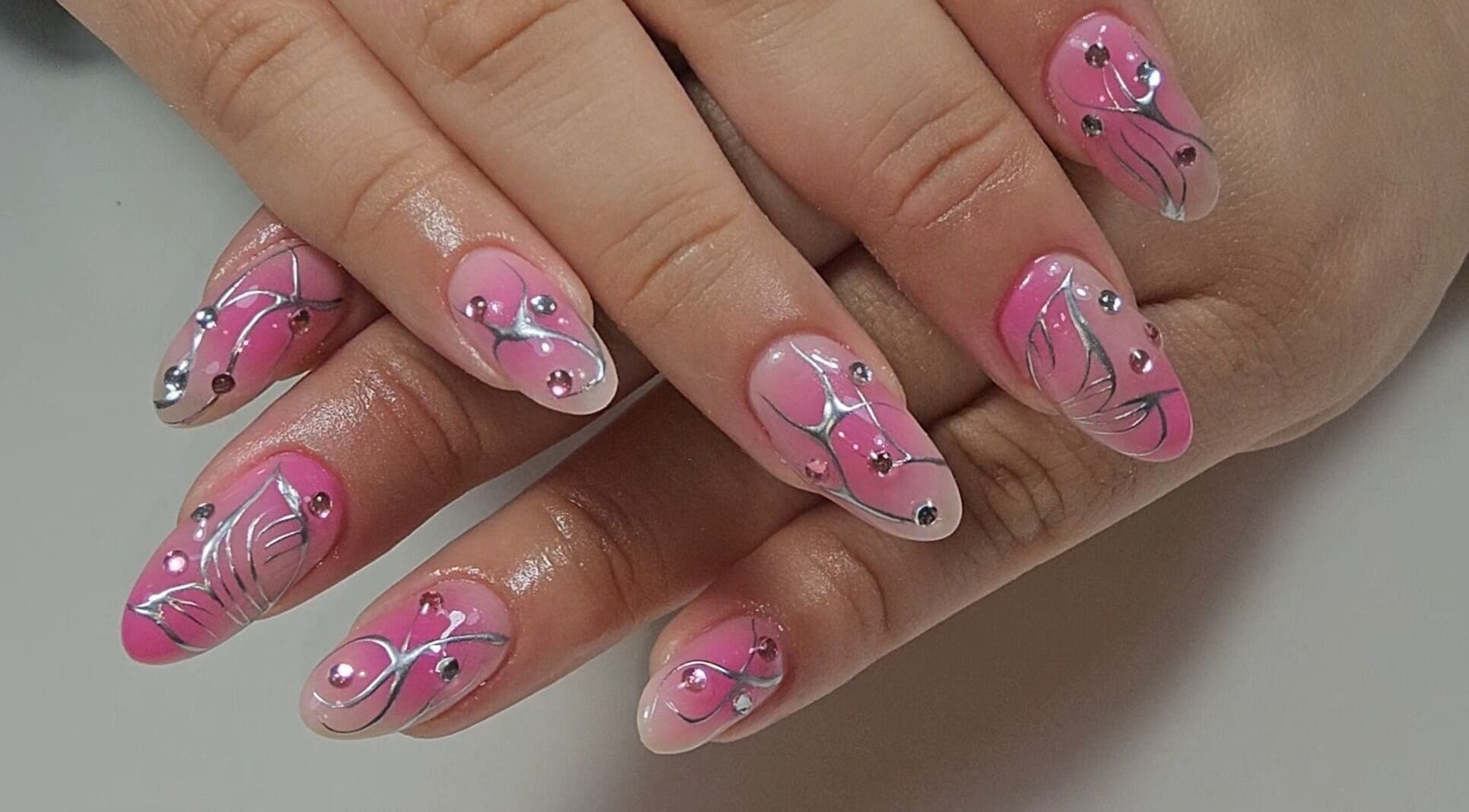 Decoración de uñas rosadas con brillo en Moszu Studio, Santiago De Surco, Provincia De Lima, PE.