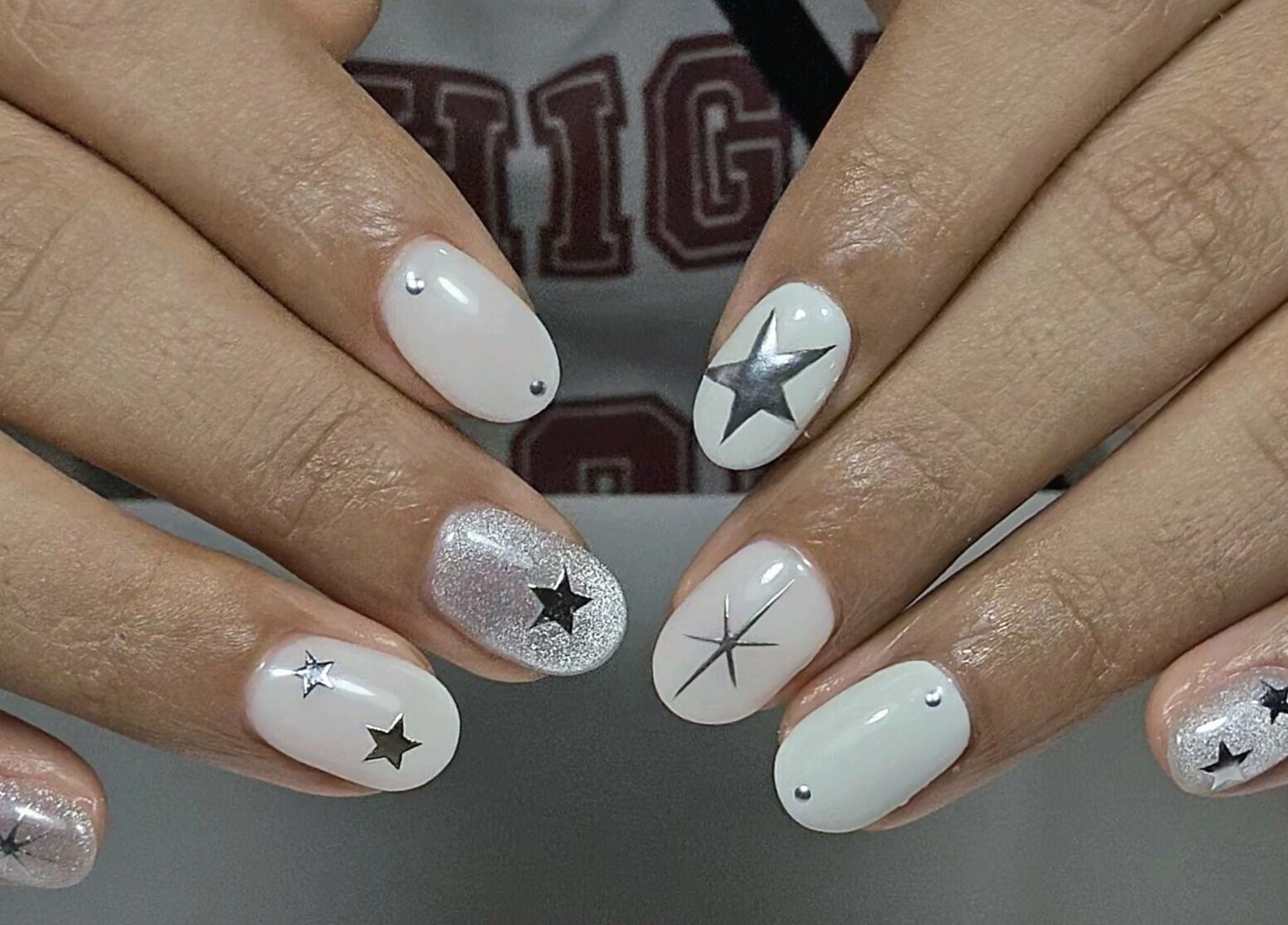 Exquisita manicura de estrellas en Moszu Studio, Santiago De Surco, Provincia De Lima, PE.