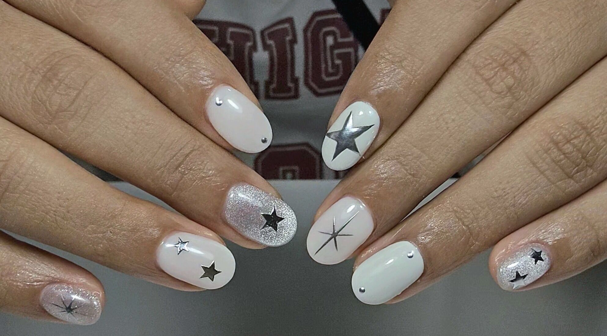 Exquisita manicura de estrellas en Moszu Studio, Santiago De Surco, Provincia De Lima, PE.