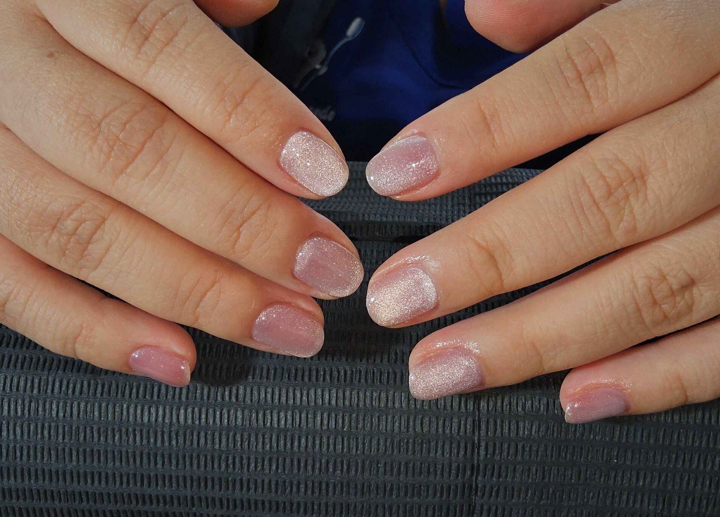 Uñas brillantes en Moszu Studio, Santiago De Surco, Provincia De Lima, PE.