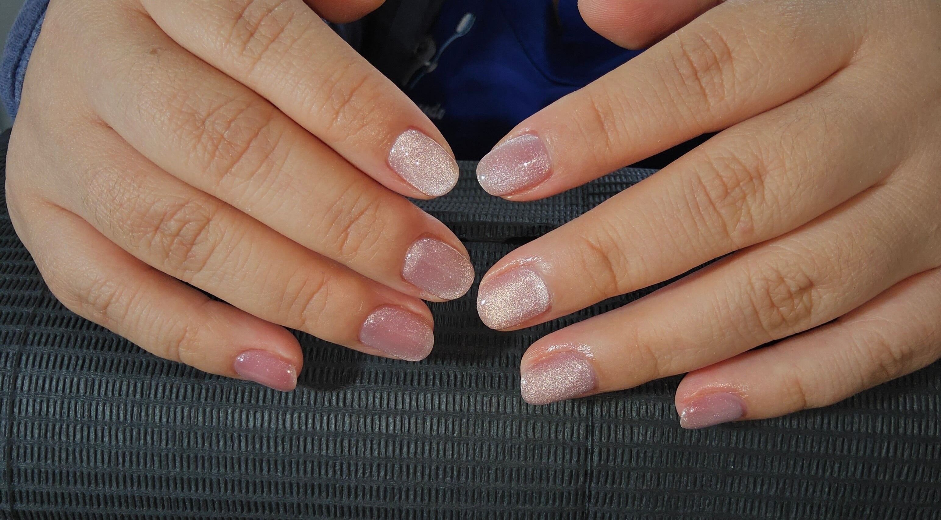 Uñas brillantes en Moszu Studio, Santiago De Surco, Provincia De Lima, PE.