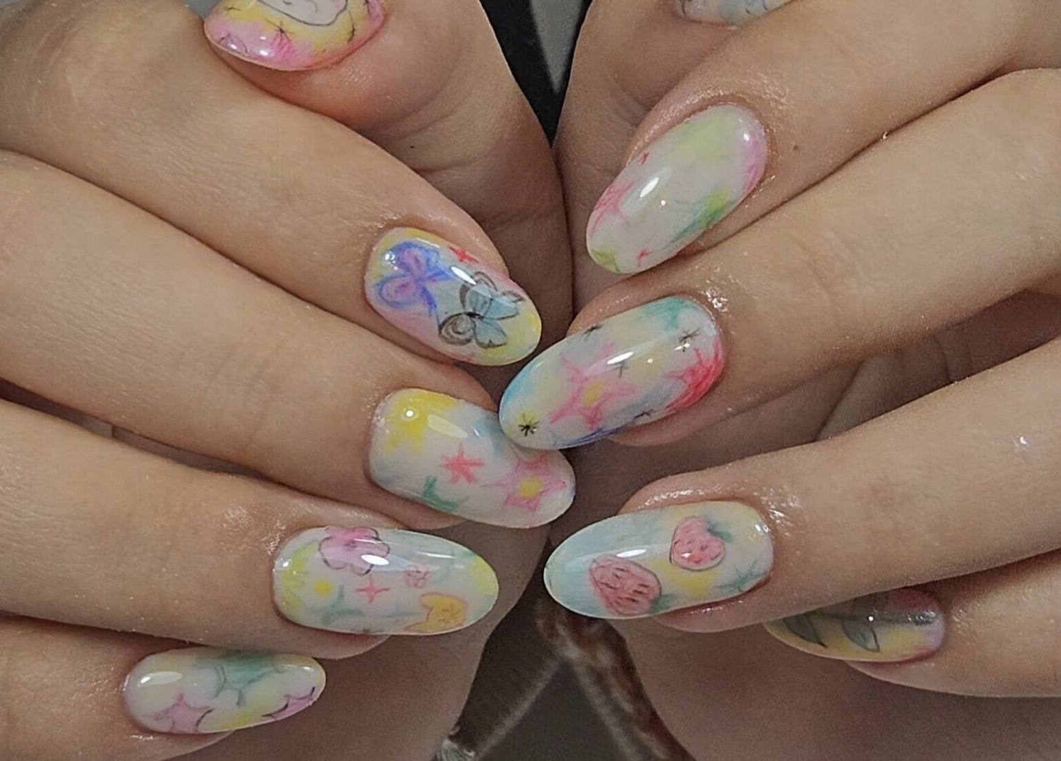 Manicura artística colorida en Moszu Studio, Santiago De Surco, Provincia De Lima, PE.