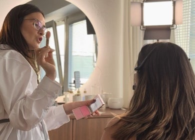 Makeup artist at With love, Christi in Düsseldorf, Nordrhein-westfalen, DE applying blush.
