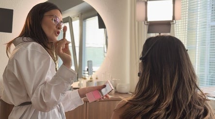 Makeup artist at With love, Christi in Düsseldorf, Nordrhein-westfalen, DE applying blush.