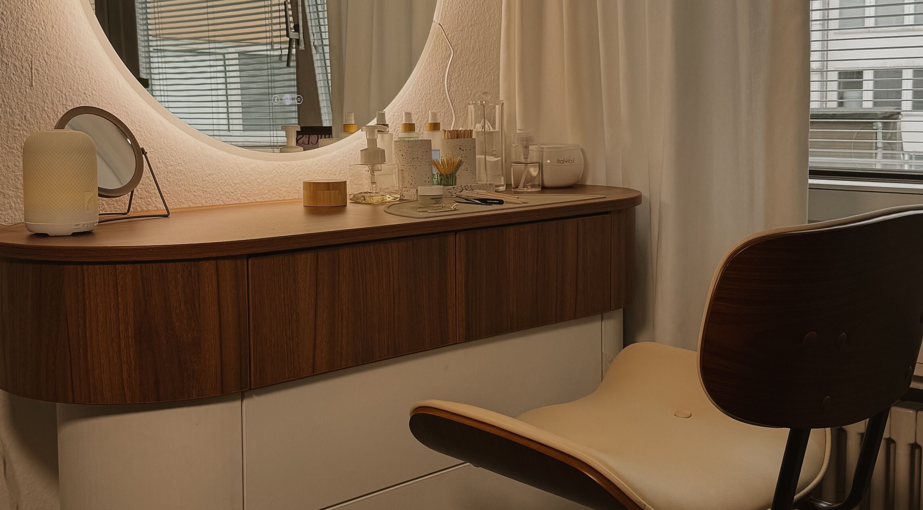 Chic vanity setup at With love, Christie in Düsseldorf, Nordrhein-westfalen, DE.