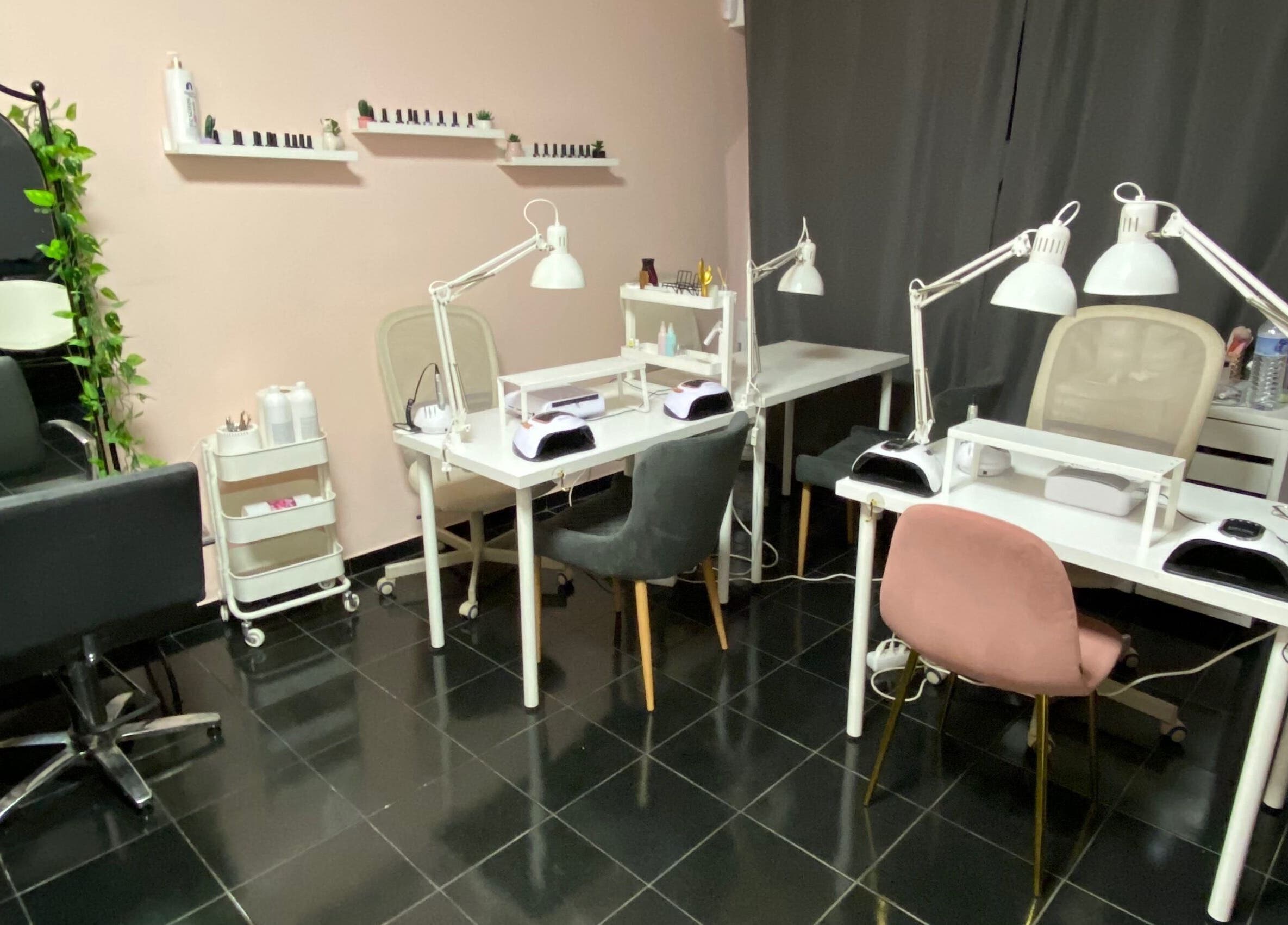 Interior do Studio Cuidar em Albufeira, Faro, PT com mesas de manicure e decoração elegante.
