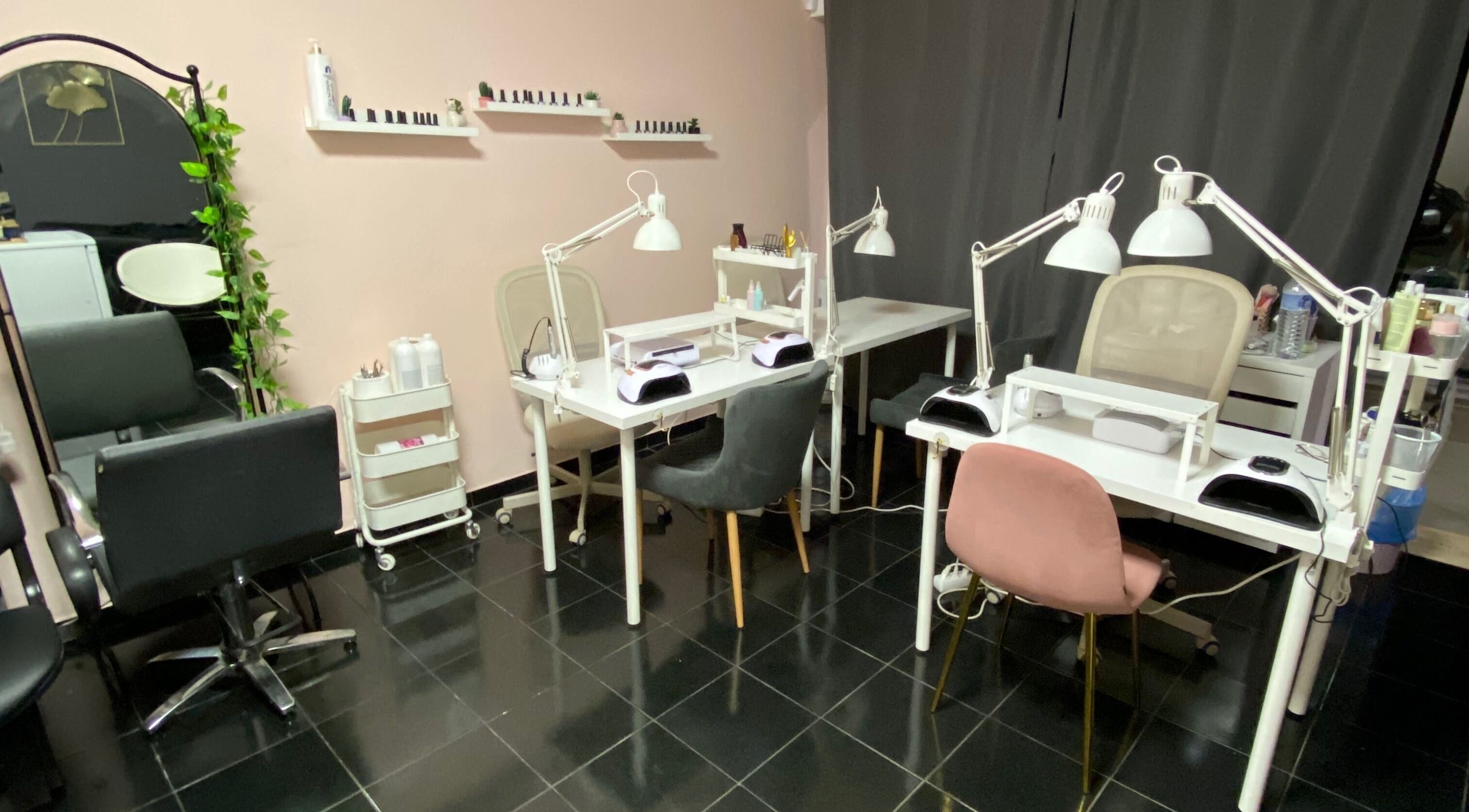 Interior do Studio Cuidar em Albufeira, Faro, PT com mesas de manicure e decoração elegante.
