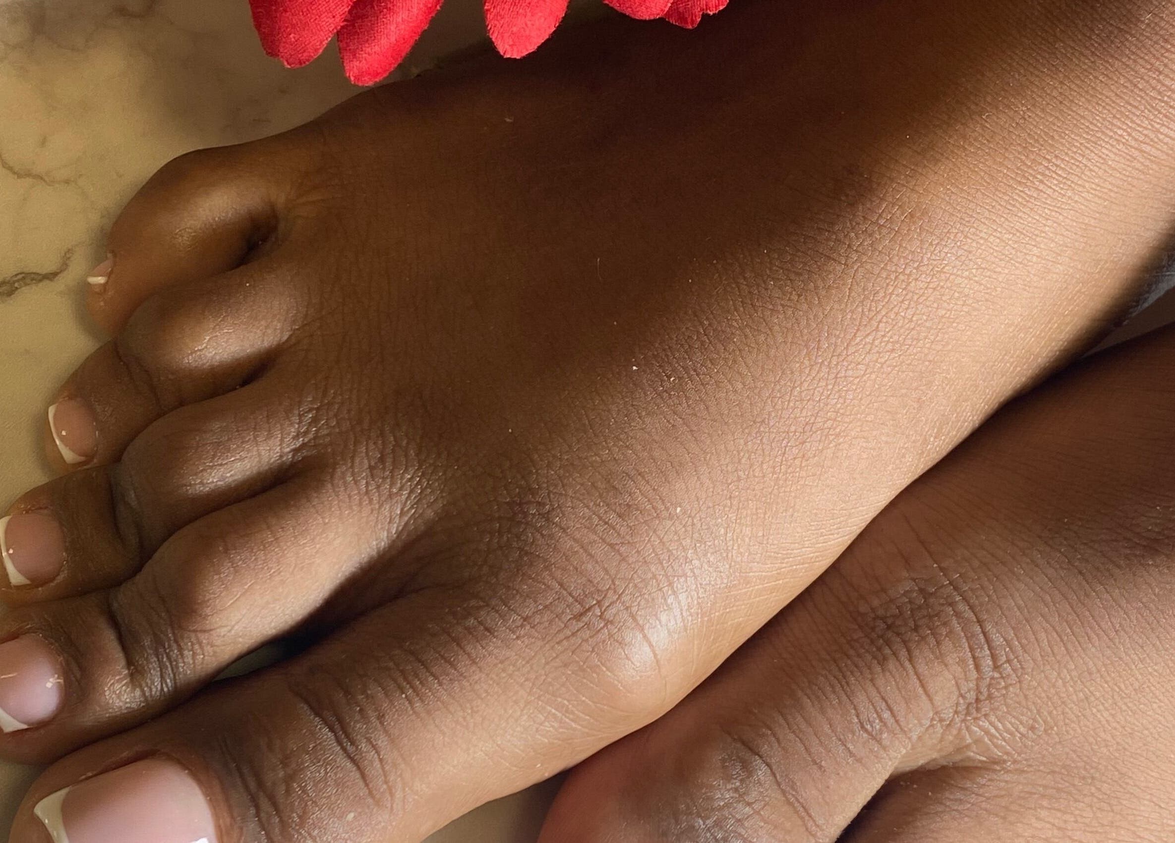 Pedicure elegante em Studio Cuidar, Albufeira, Faro, PT. Pés bem cuidados com unhas decoradas.