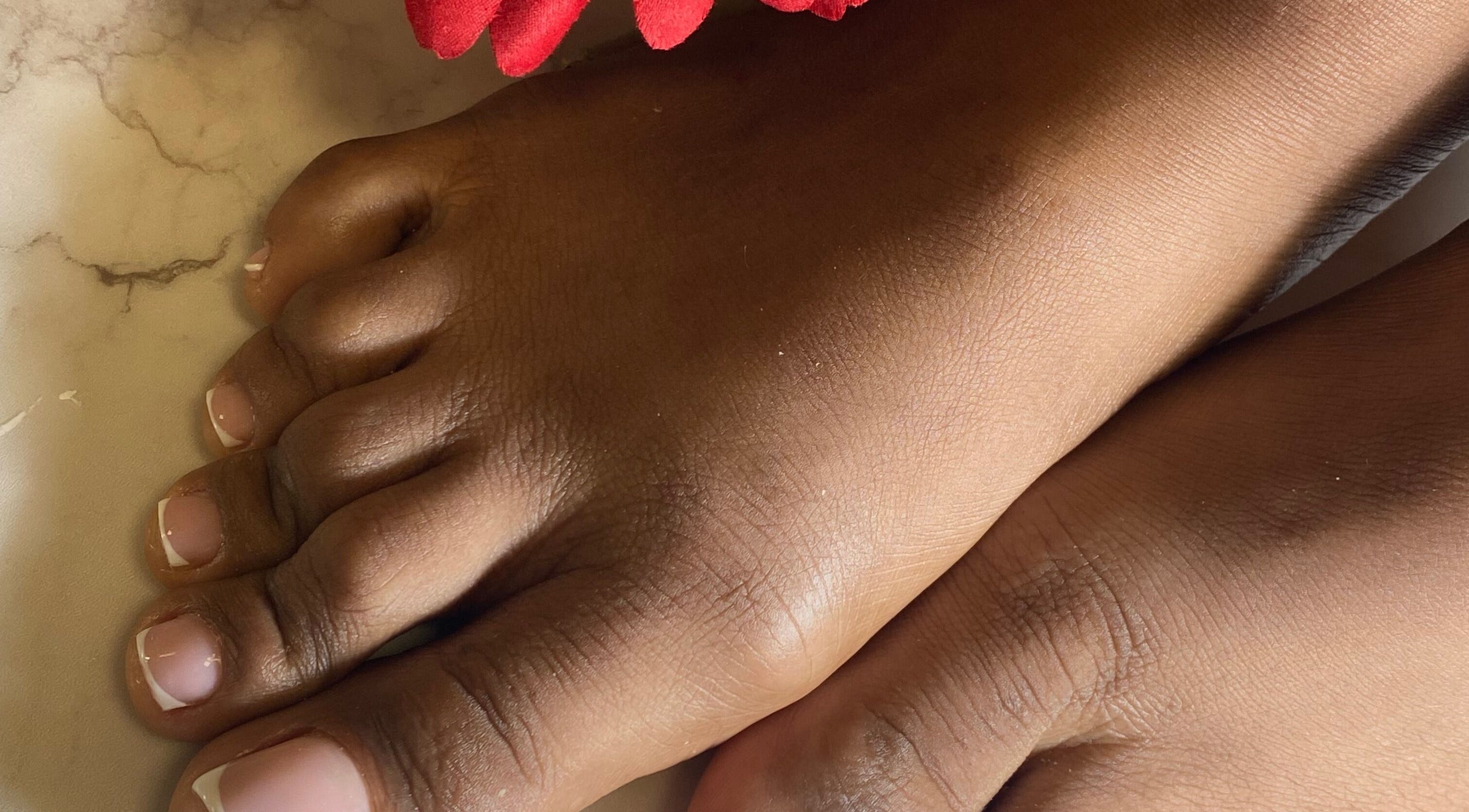 Pedicure elegante em Studio Cuidar, Albufeira, Faro, PT. Pés bem cuidados com unhas decoradas.