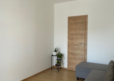 Modern tér Növényekkel a Wellness Masszázs Budapest, Magyar, HU cím alatt.