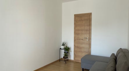 Modern tér Növényekkel a Wellness Masszázs Budapest, Magyar, HU cím alatt.