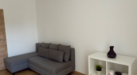 Modern szürke kanapé a Relaxációs Teremben, Wellness Masszázs Budapest, Budapest, Magyar, HU