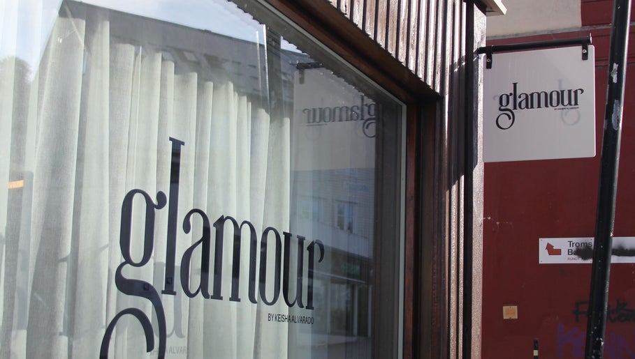 Glamour-skilting ved hovedinngangen i Harstad, Troms, NO.