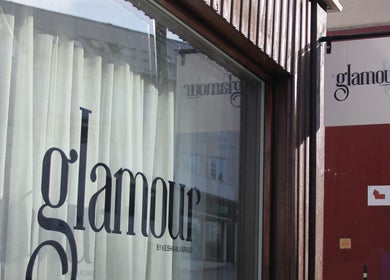 Glamour-skilting ved hovedinngangen i Harstad, Troms, NO.