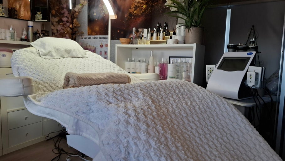 Sfeervolle behandelkamer bij Twoja Uroda in Dieren, Gelderland, NL met spa-bed en cosmetische apparatuur.