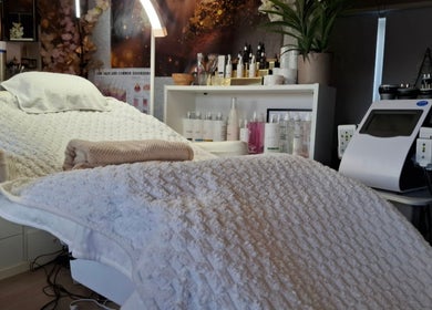 Sfeervolle behandelkamer bij Twoja Uroda in Dieren, Gelderland, NL met spa-bed en cosmetische apparatuur.