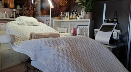 Sfeervolle behandelkamer bij Twoja Uroda in Dieren, Gelderland, NL met spa-bed en cosmetische apparatuur.