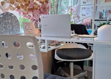 Interieur van Twoja Uroda schoonheidssalon in Dieren, Gelderland, NL met stijlvolle meubels en decoraties.