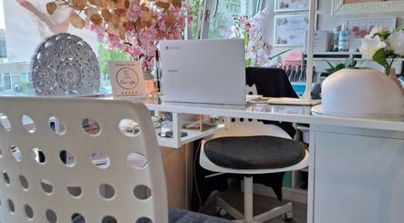 Moderne werkplek bij Twoja Uroda, Dieren, Gelderland, NL, met elegant design en decoratieve bloemen.