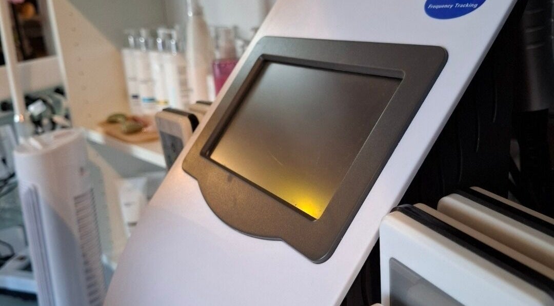 Geavanceerde schoonheidsmachine bij Twoja Uroda, Dieren, Gelderland, NL, omringd door productflessen.