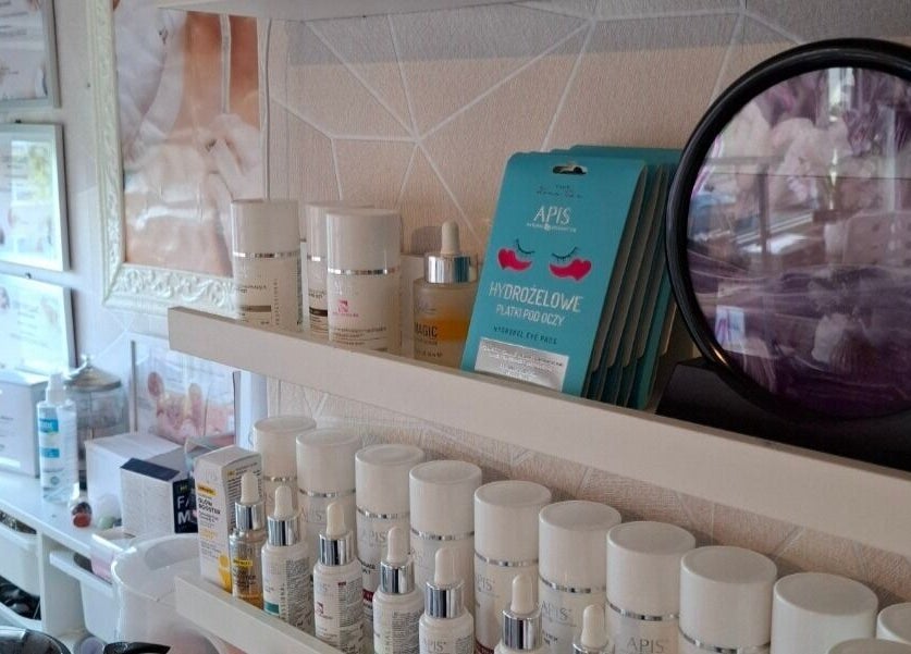 Product display at Twoja Uroda showing skincare items and decor in Dieren, Gelderland, NL.