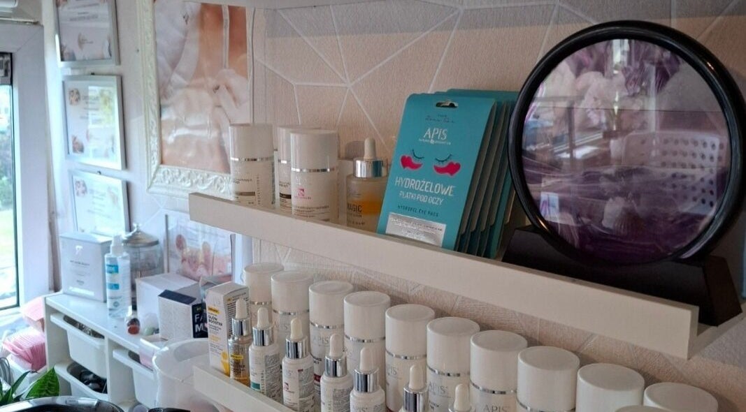 Product display at Twoja Uroda showing skincare items and decor in Dieren, Gelderland, NL.