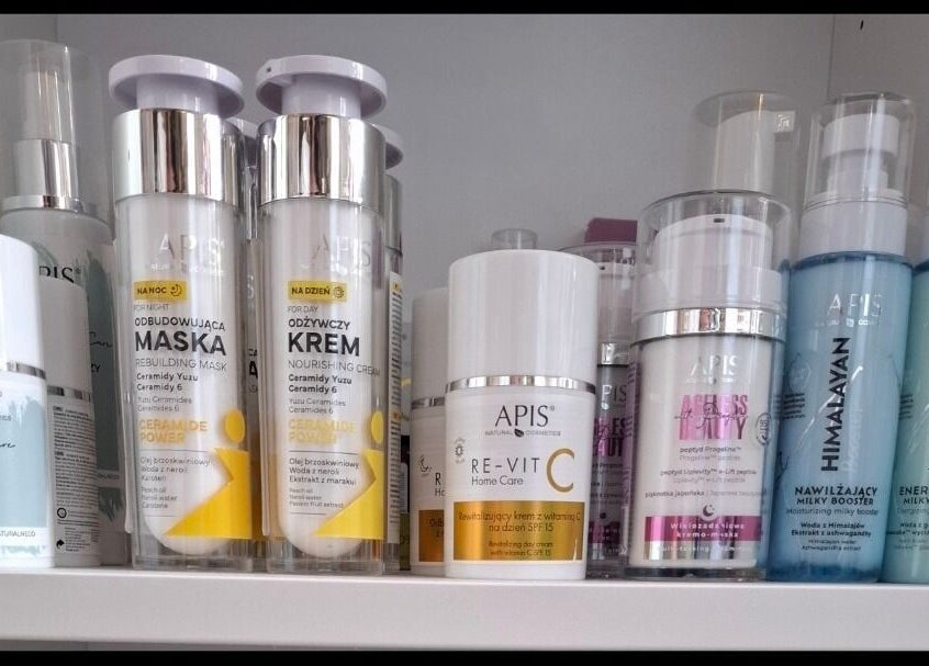 Verzorgingsproducten bij Twoja Uroda, Dieren, Gelderland, NL. Luxueuze serums op een witte plank.