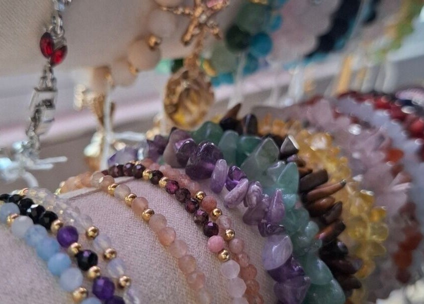 Kleurrijke armbanden bij Twoja Uroda, Dieren, Gelderland, NL, verfraaien de etalage.