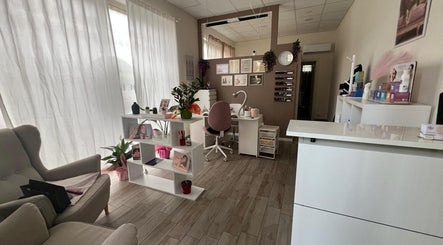 DE BEAUTY Corner image 3