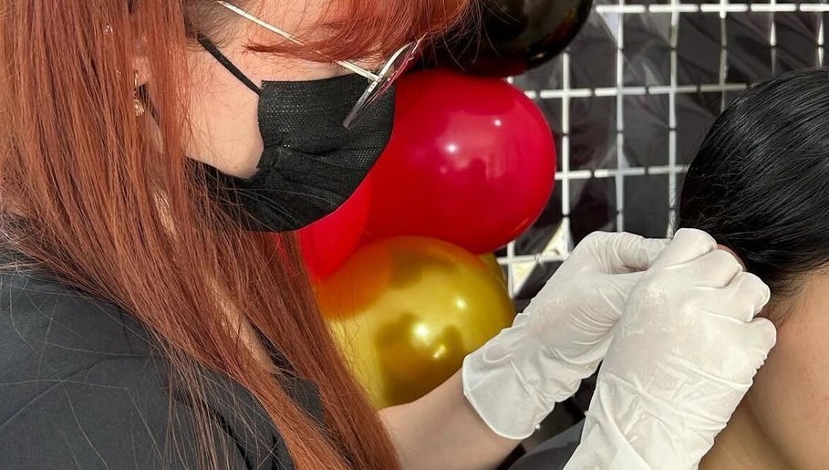 Hilo Rojo Piercing Bar image 1