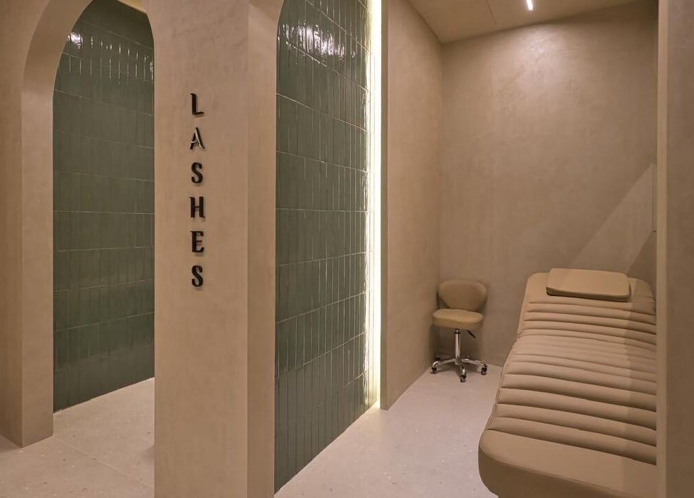 Elegant lash treatment room at Haya Aljamal Salon, Riyadh, Riyadh Province, SA, featuring a cozy bed.