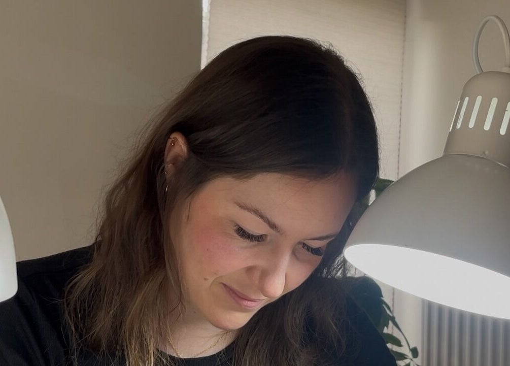 Technicienne concentrée chez NailsWithLove à Jemeppe-sur-sambre, Région Wallonne, BE sous une lampe de travail.