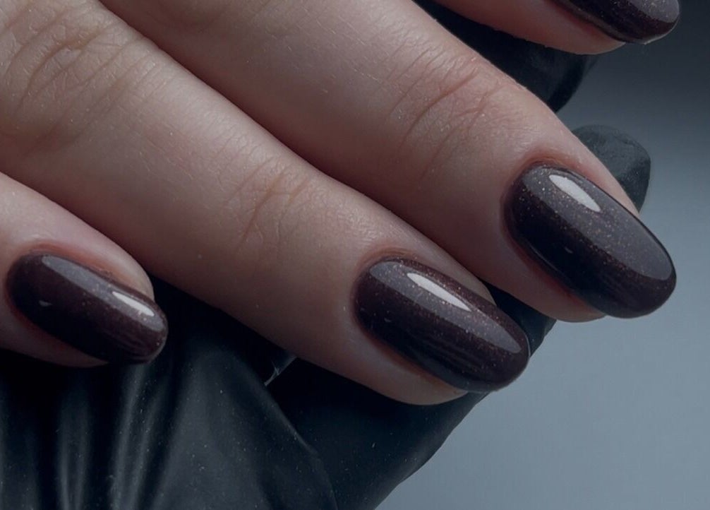 Ongles élégants avec vernis sombre à NailsWithLove, Jemeppe-sur-sambre, Région Wallonne, BE.