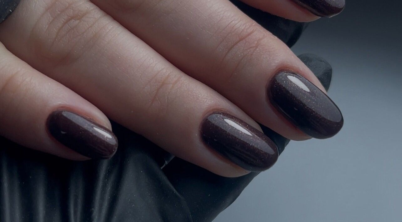 Ongles élégants avec vernis sombre à NailsWithLove, Jemeppe-sur-sambre, Région Wallonne, BE.