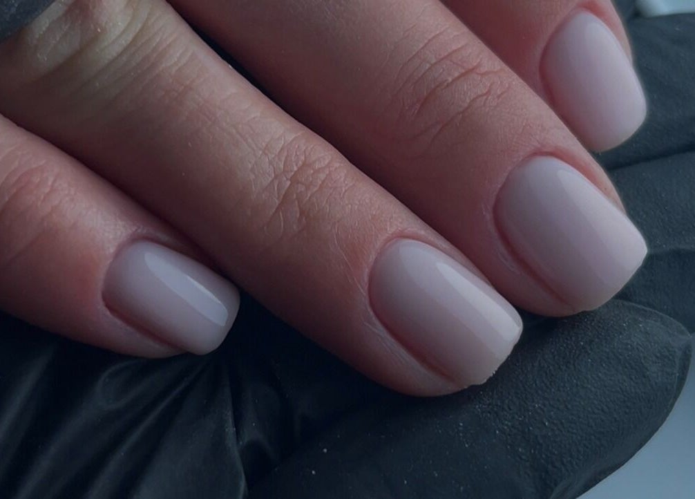 Manucure élégante à NailsWithLove, Jemeppe-sur-sambre, Région Wallonne, BE. Découverte du soin parfait.