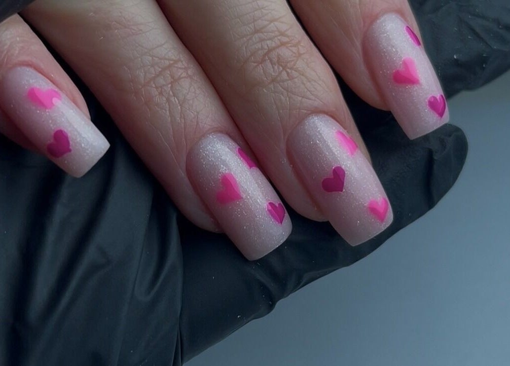 Manucure scintillante avec cœurs roses chez NailsWithLove, Jemeppe-sur-Sambre, Région Wallonne, BE.