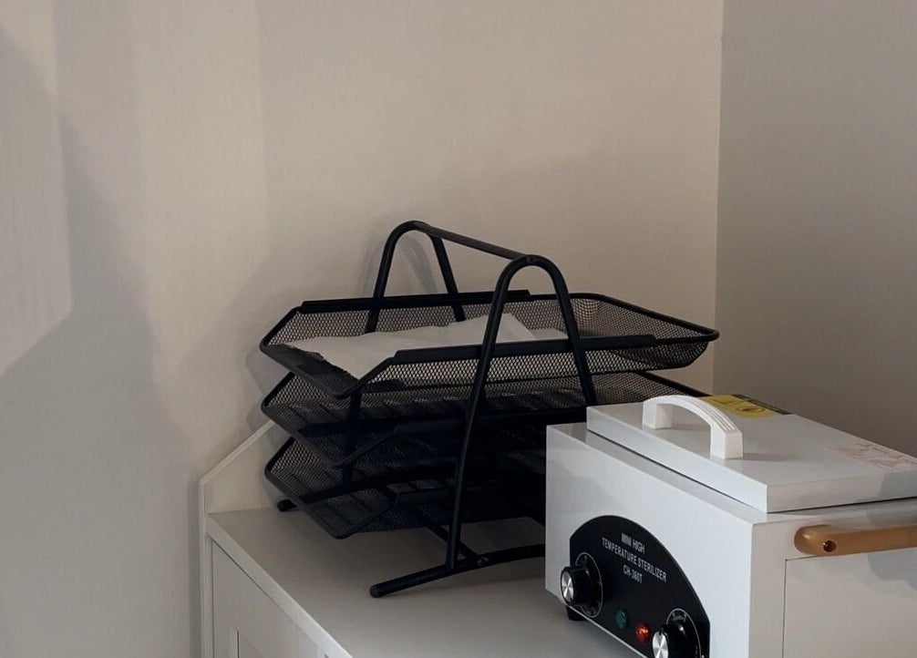 Outils de stérilisation chez NailsWithLove, Jemeppe-sur-sambre, Région Wallonne, BE.