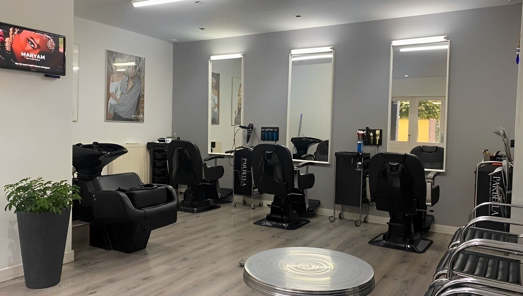 Moderne schoonheidssalon bij Royal Elegance in Amstelveen, Noord-holland, NL met comfortabele kappersstoelen.