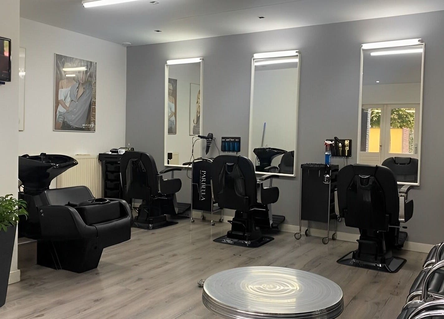 Moderne schoonheidssalon bij Royal Elegance in Amstelveen, Noord-holland, NL met comfortabele kappersstoelen.