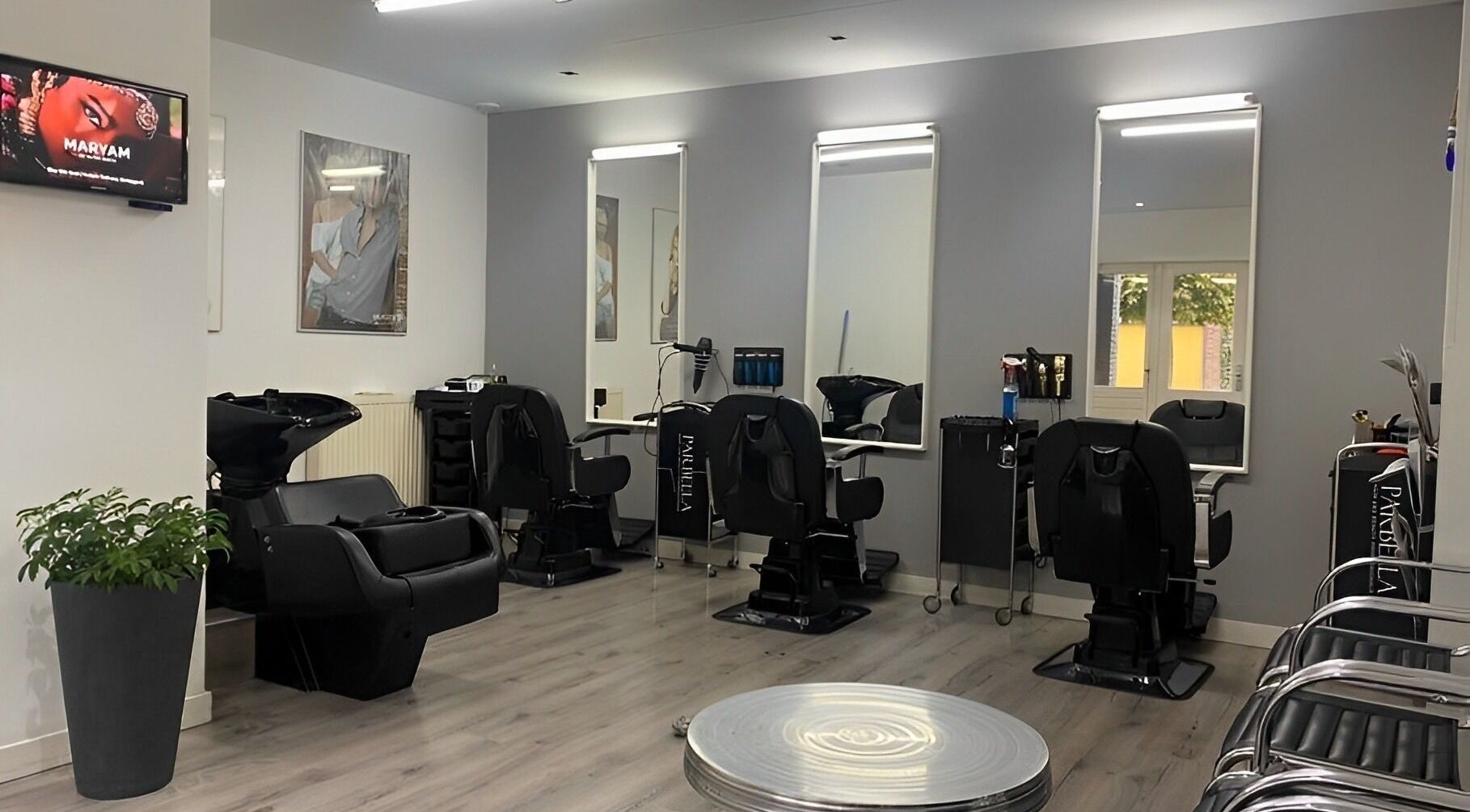 Moderne schoonheidssalon bij Royal Elegance in Amstelveen, Noord-holland, NL met comfortabele kappersstoelen.
